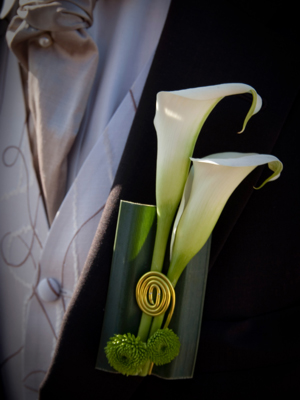 Boutonnière de marié de témoins mariage Paris arums blancs design&floral décoration événement
